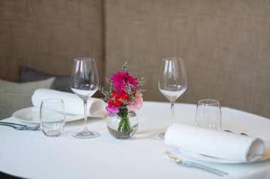 Masada boş şarap kadehi var.