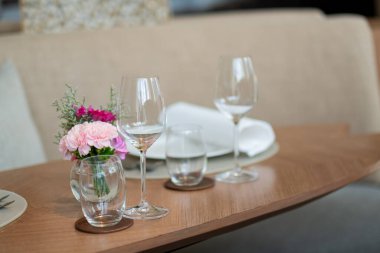 Masada boş şarap kadehi var.