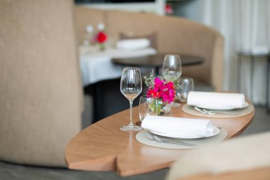 Masada boş şarap kadehi var.