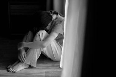 Çocuk ağlıyor, mutsuz çocuk döşekte oturuyor.