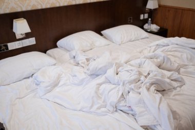 beyaz yatak arka planı, uykudan sonra, kirli