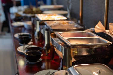 Yemeği kepçelemek, yemek servisi, yemek zamanı.