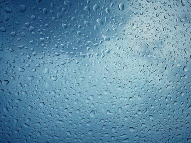 Yağmur, bir damla su Akşam arabasının aynasına