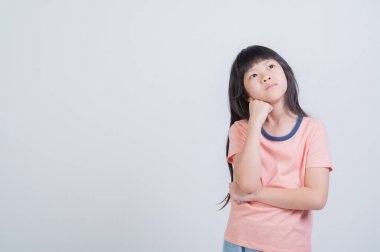 Kız beyaz sırtüstü düşünüyor