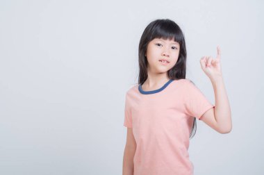 Beyaz arka plandaki kız, küçük parmak tutan çocuk sözü.