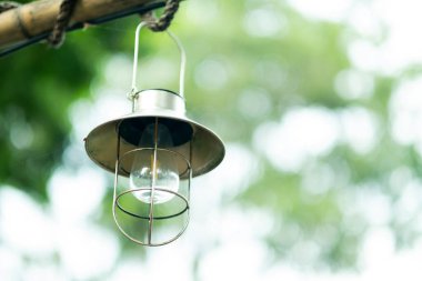 Arka planı bulanık olan lamba, açık havada ışık