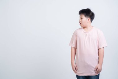 oğlan beyaz zemin üzerine