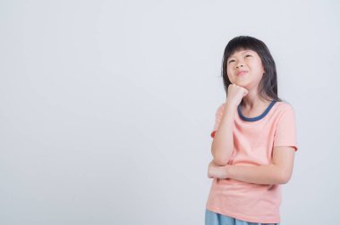 kız beyaz zemin üzerine düşünme