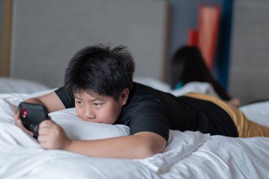 Akıllı telefon oynayan öğrenci, çizgi film izleyen çocuklar.