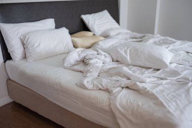 Beyaz yatak arka planı, uyuduktan sonra, kirli yatak.