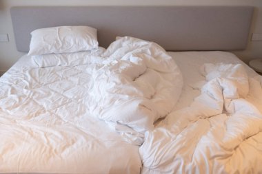 Beyaz yatak arka planı, uyuduktan sonra, kirli yatak.