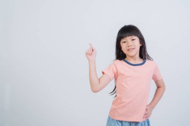 Beyaz arka plandaki kız, kollarını kaldıran çocuk.