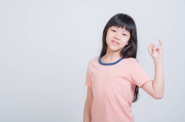 Beyaz arka plandaki kız, küçük parmak tutan çocuk sözü.