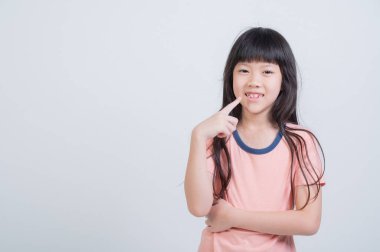 kız beyaz zemin üzerine