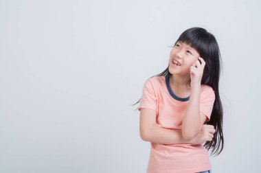 kız beyaz zemin üzerine düşünme