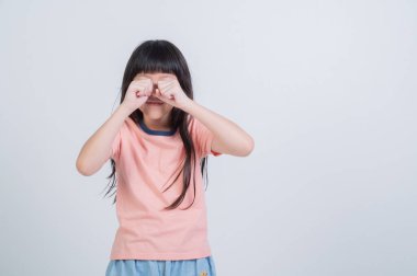 Beyaz arka plandaki kız, el ele tutuşan çocuk.