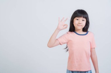 kız beyaz zemin üzerine