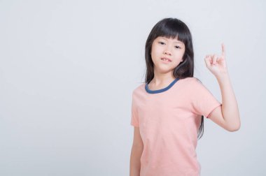 Beyaz arka plandaki kız, küçük parmak tutan çocuk sözü.