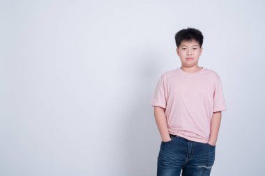 Beyaz arka plandaki çocuk, ayakta duran çocuk.