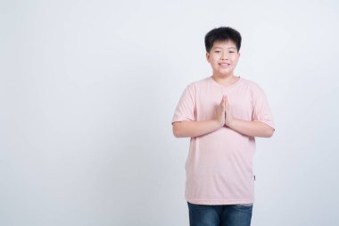 Beyaz arka planda dua eden çocuk