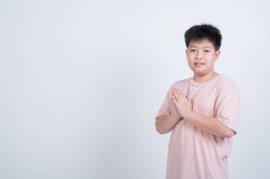 Beyaz arka planda dua eden çocuk