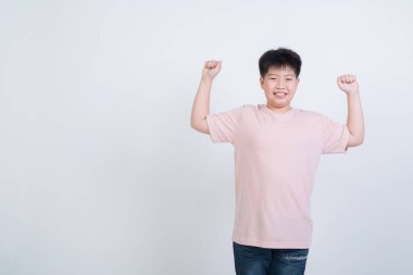 oğlan beyaz zemin üzerine