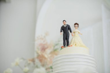 Düğün bebeği pasta üzerinde, aşk çifti