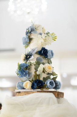 Geçmişi bulanık güzel bir düğün pastası.