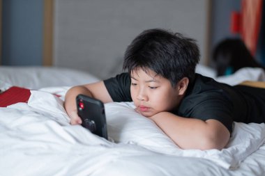 Akıllı telefon oynayan öğrenci, çizgi film izleyen çocuklar.