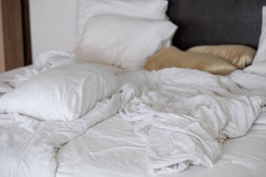 Beyaz yatak arka planı, uyuduktan sonra, kirli yatak.