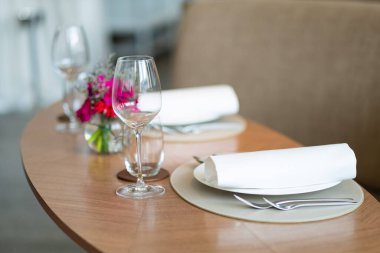 Masada boş şarap kadehi var.