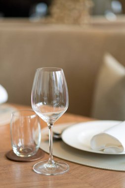 Masada boş şarap kadehi var.