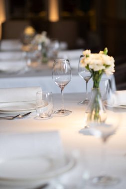 Bulanık arkaplanı olan boş bir bardak su.