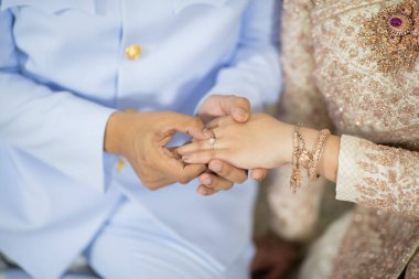 Yüzük tak, alyans tak, aşk çifti