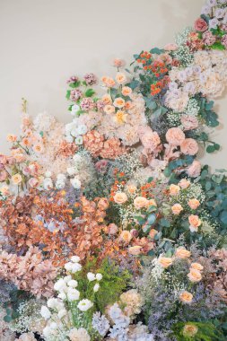 düğün arkaplanı, düğün çiçeği süslemesi, gül duvarı, renkli arka plan, taze gül, bir demet çiçek.