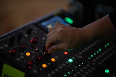 konser için ses kontrolü, mikser kontrolü, müzik mühendisi, sahne arkası