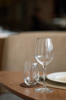 Masada boş şarap kadehi var.