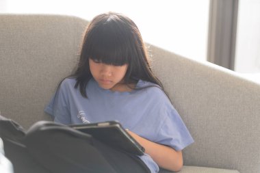 Çocuk tablet bağımlısı, küçük kız akıllı telefon oynuyor, çocuk telefonu kullanıyor, araba da izliyor.