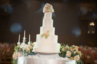 Arkası bulanık güzel bir düğün pastası.