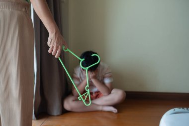 Anne çocuğuna vurur, çocuklar ağlar, çocuk mutsuz olur.