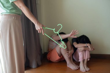 Anne çocuğuna vuruyor, iki çocuk ağlıyor, küçük çocuk mutsuz.