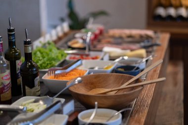 Yemeği kepçelemek, yemek servisi, yemek zamanı.