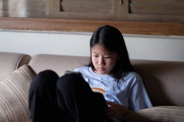 Çocuk tablet bağımlısı, küçük kız akıllı telefon oynuyor, çocuk telefonu kullanıyor, araba da izliyor.