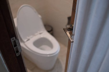 Banyo kapısını aç, toile git.