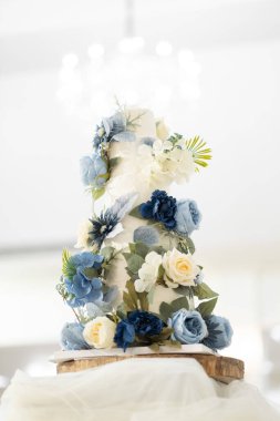 Geçmişi bulanık güzel bir düğün pastası.