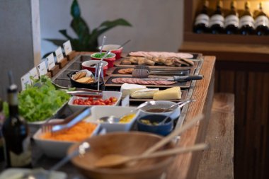 Yemeği kepçelemek, yemek servisi, yemek zamanı.