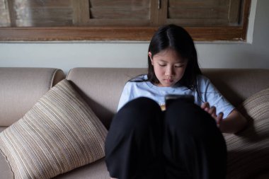 Çocuk tablet bağımlısı, küçük kız akıllı telefon oynuyor, çocuk telefonu kullanıyor, araba da izliyor.