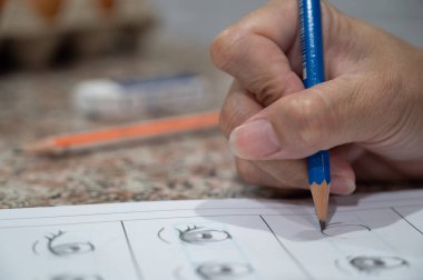 Elindeki kalemi kapat, çizim yap