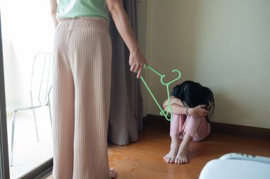 Anne çocuğuna vurdu, çocuklar ağlıyor, üzgün hissediyor, genç kız mutsuz, aile içi şiddet kavramı, seçici odaklanma ve yumuşak odaklanma