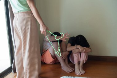 Anne çocuğuna vuruyor, iki çocuk ağlıyor, küçük çocuk mutsuz.